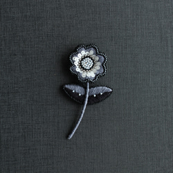【ふわりとスパンコールの一輪花】(シルバーブラック)オートクチュール刺繍ブローチ 3枚目の画像