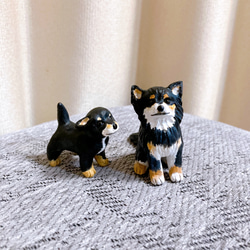 チワワ　成犬&子犬　ブラックタン　ミニチュア　フィギュア　置物　オブジェ 1枚目の画像