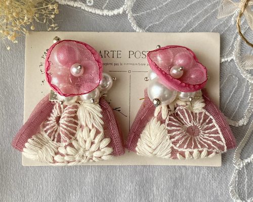 フラワーパールインド刺繍リボンピアス／イヤリング(ダスティーピンク