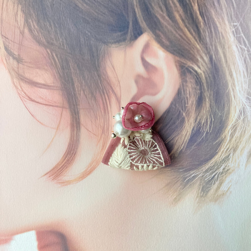 フラワーパールインド刺繍リボンピアス／イヤリング(ダスティーピンク