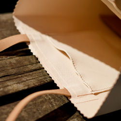 肩掛けできる紙袋風本革トートバッグ。A4サイズの本革レザー　ヌメ革ナチュラルの　ショップバッグ風 15枚目の画像