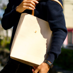 肩掛けできる紙袋風本革トートバッグ。A4サイズの本革レザー　ヌメ革ナチュラルの　ショップバッグ風 6枚目の画像