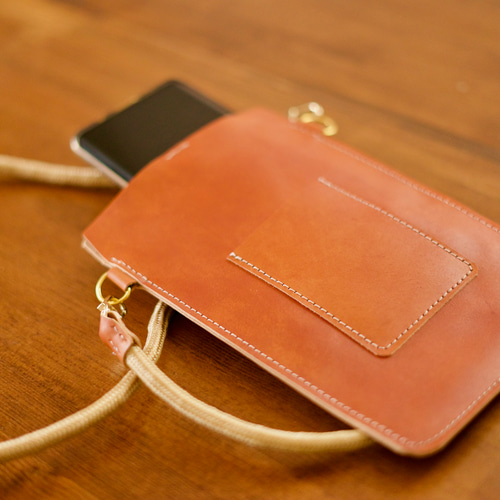 Creemaさんで購入した本革サコッシュです。大人可愛い♡ スマホが入るレザー本革サコッシュバック 選べるカラー