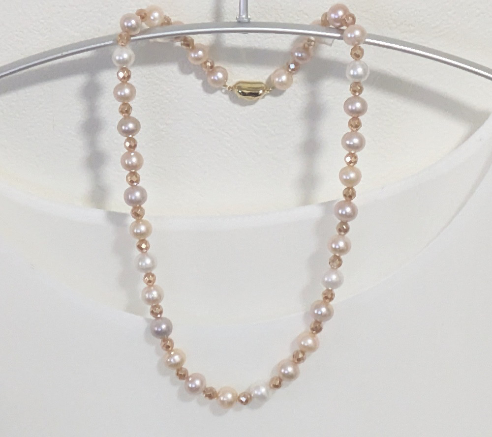 ピンクとホワイトカラーの淡水パール＆シャンパンカラークォーツネックレス