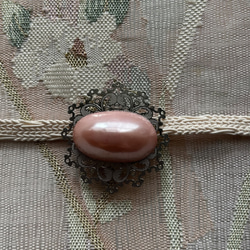 ビンテージ素材のレトロ・ロマンティックなダスティピンクの帯留め「キレイの魔法」 7枚目の画像