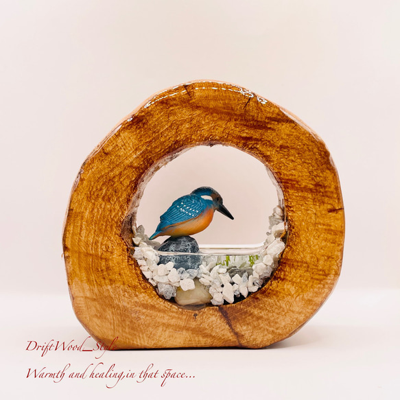 一つ限りの流木アート 水辺のカワセミ ジオラマ 流木 フィギュア 置物 動物 鳥 インテリア レジン 水辺 N24 5枚目の画像