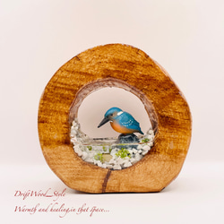 一つ限りの流木アート 水辺のカワセミ ジオラマ 流木 フィギュア 置物 動物 鳥 インテリア レジン 水辺 N24 1枚目の画像
