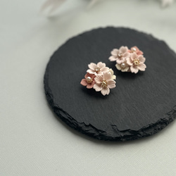 桜 ピアスorイヤリング 選べる 樹脂粘土イヤーアクセサリー 6枚目の画像