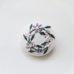 花リースの刺繍ブローチ（大）【送料無料】 1枚目の画像