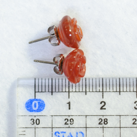 (1 件) 紅色瑪瑙玫瑰耳環（10 毫米，鈦柱） 第5張的照片