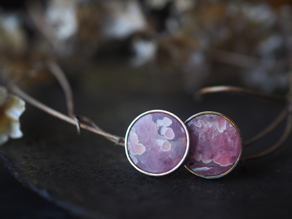 rhodochrosite brass earring (hanadukiyo) 2枚目の画像