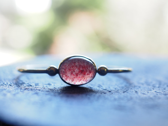 red aventurine in quartz brass bangle (hanaikada) 9枚目の画像