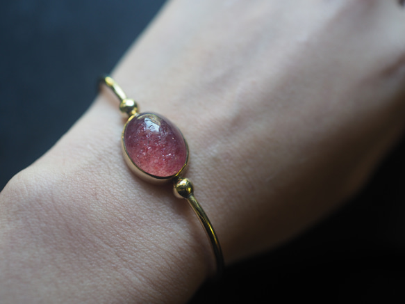 red aventurine in quartz brass bangle (hanaikada) 8枚目の画像