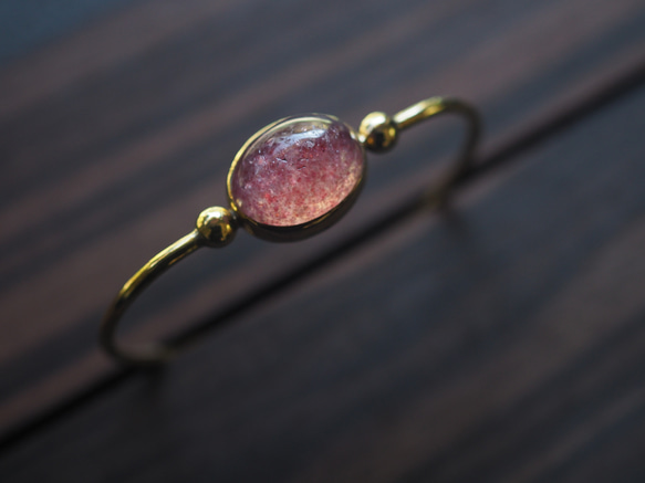 red aventurine in quartz brass bangle (hanaikada) 5枚目の画像