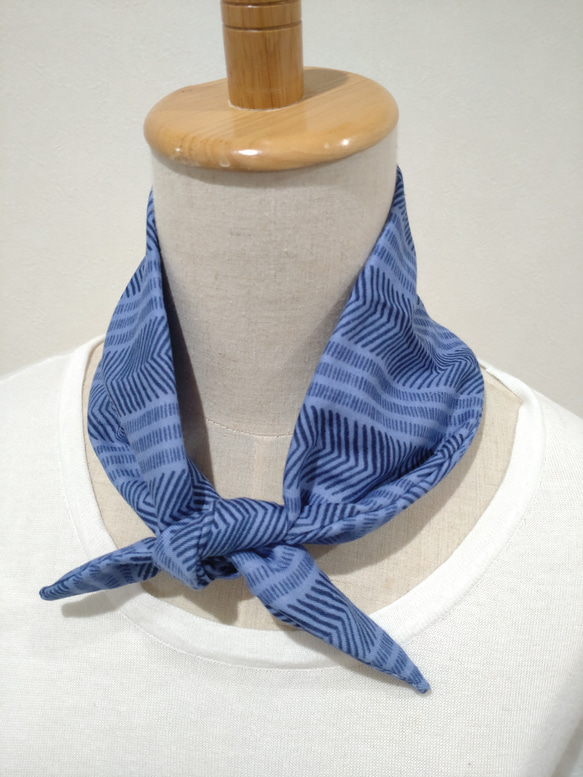 ダブルガーゼ スカーフ 変形ストライプ　ブルー 1枚目の画像