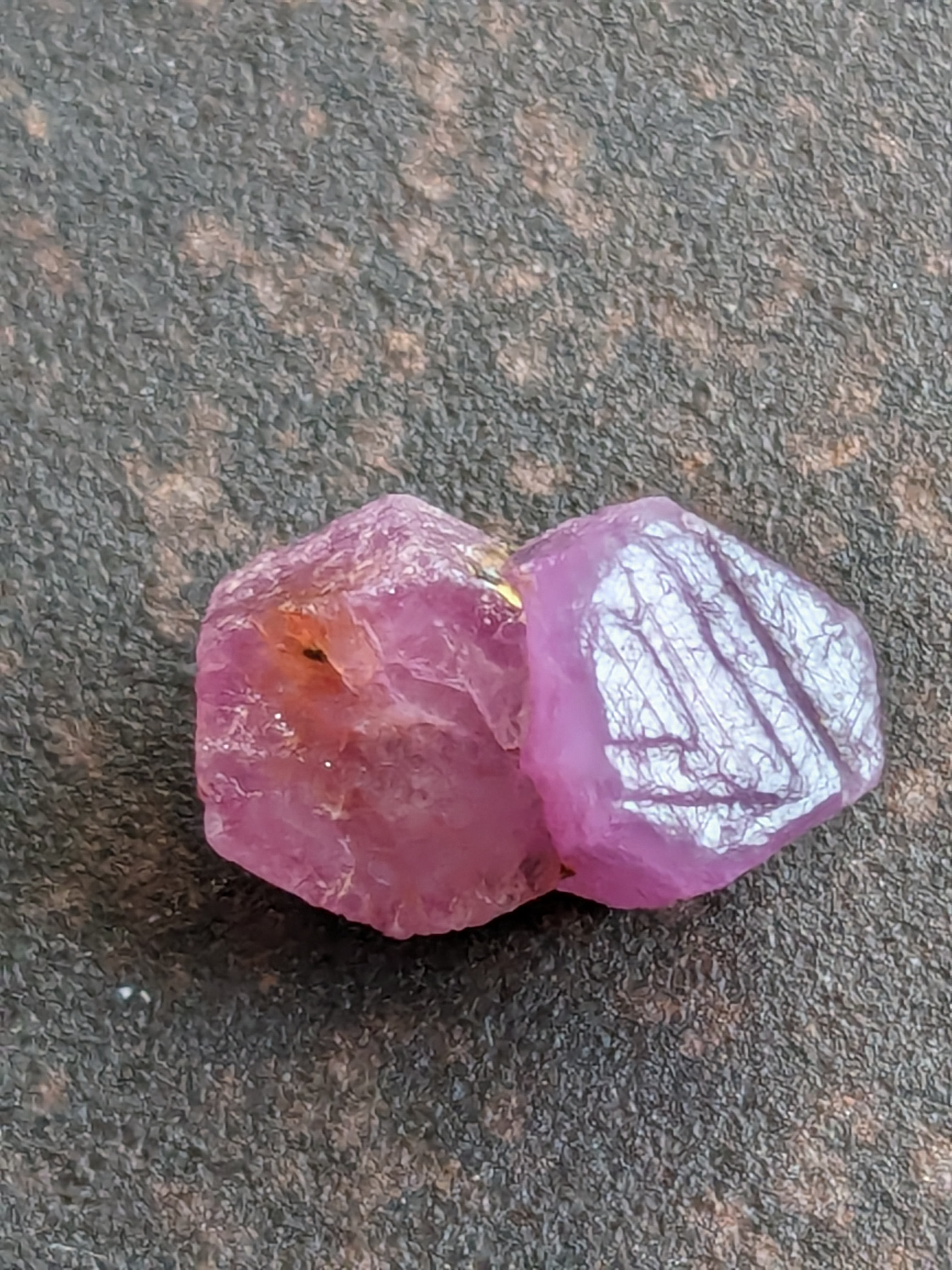 ギニア産　非加熱　ルビー　双晶 天然石　2