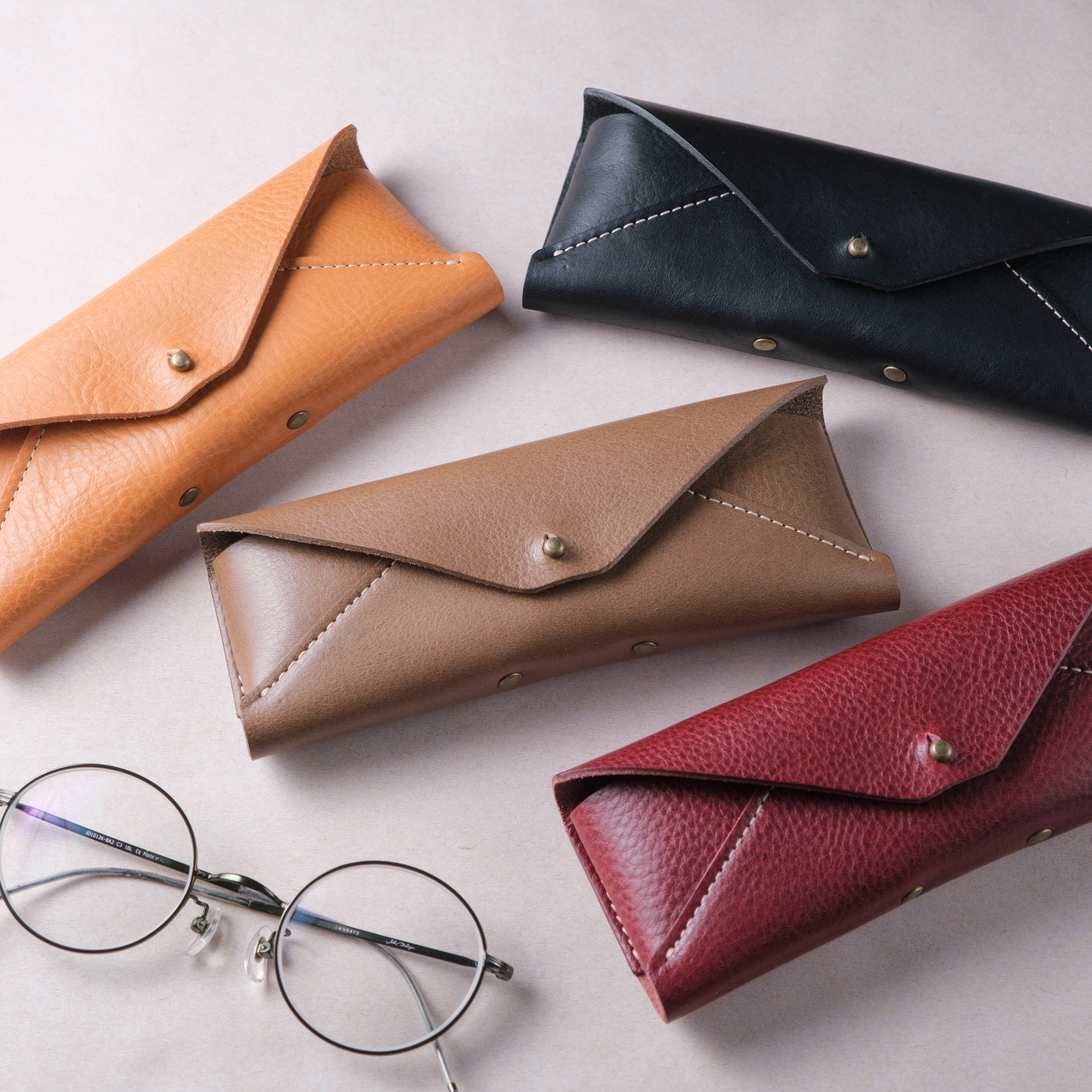 封筒みたいなレザー製メガネケース｜名入れ可｜可愛いスリム手紙型｜本革眼鏡ケース｜