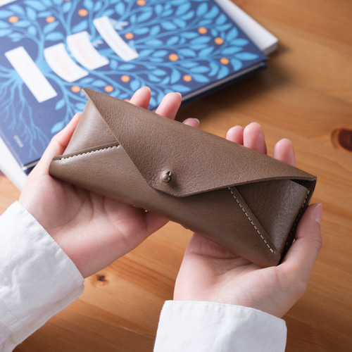 封筒みたいなレザー製メガネケース｜名入れ可｜可愛いスリム手紙型｜本