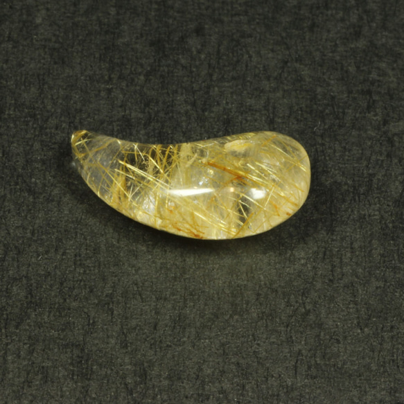 【無数のルチルが輝きを放つ】一点物 ゴールドルチル 勾玉 Ｍｒ１３１ 金針水晶 お守り 天然石ストーン お守り ギフト 7枚目の画像