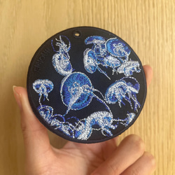 刺繍キーホルダー キーホルダー クラゲ 海月 くらげ 海 入学祝い 海の生き物 母の日ギフト 両面刺繍 or-207 2枚目の画像
