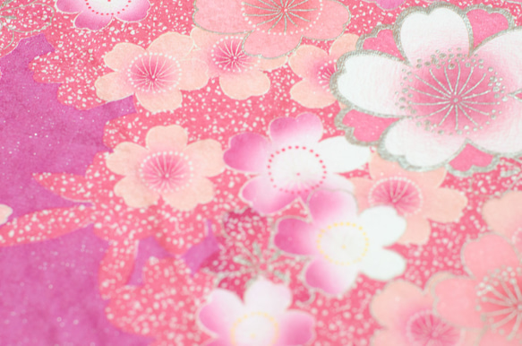 正絹　ピンク地桜柄振袖見本ハギレ　73cm　和小物、つまみ細工などに 6枚目の画像