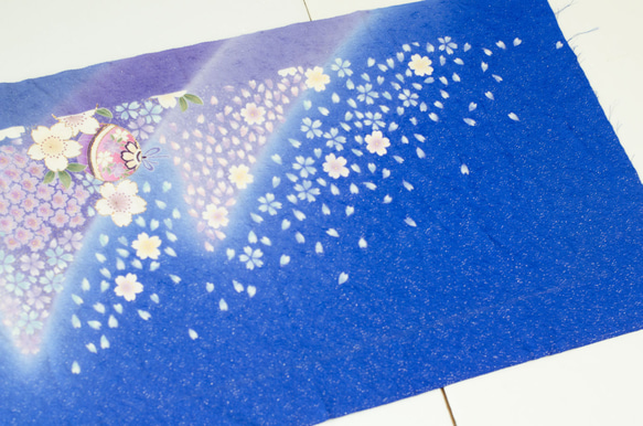正絹　青地桜と毬の柄振袖見本ハギレ　83cm　和小物、つまみ細工などに 3枚目の画像