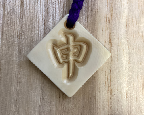 天然素材牙彫刻ひようたん根付け新品、シルクの紐付けています 天然素材牙彫刻ひようたん根付け新品、シルクの紐付けています 天然