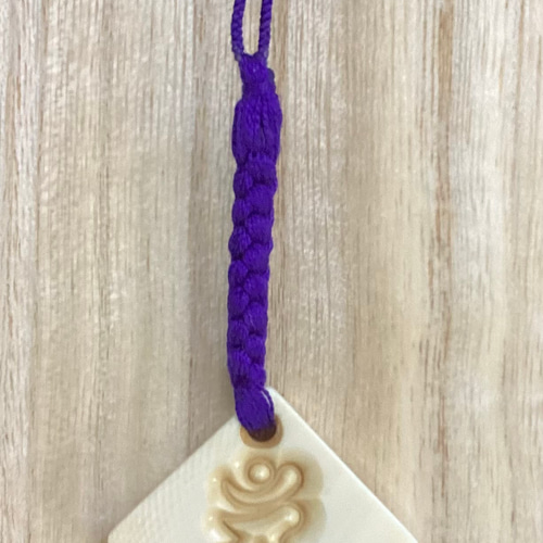 ☆本象牙根付 正絹紐 四角板干支彫（申） キーホルダー 石橋象牙