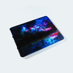 銀河を漂う景色を描いた、iPadケース 2枚目の画像