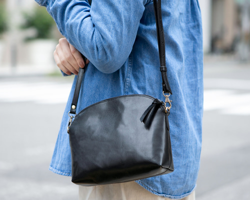 SALE☆新品☆  メタルロゴブラックショルダーバッグ 1f6917927eb287df5cf0df4d830bed