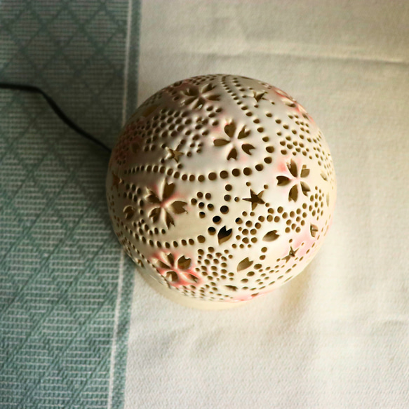 陶器ランプシェード通販やす波窯の『白桜』はおしゃれな手作り作品です 7枚目の画像