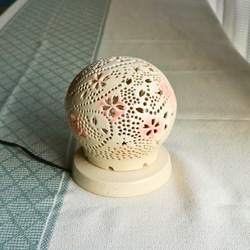陶器ランプシェード通販やす波窯の『白桜』はおしゃれな手作り作品です 2枚目の画像