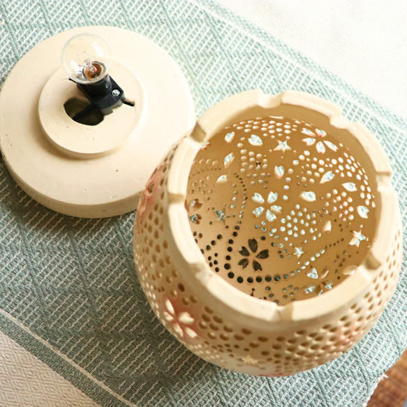 陶器ランプシェード通販やす波窯の『白桜』はおしゃれな手作り作品です 6枚目の画像