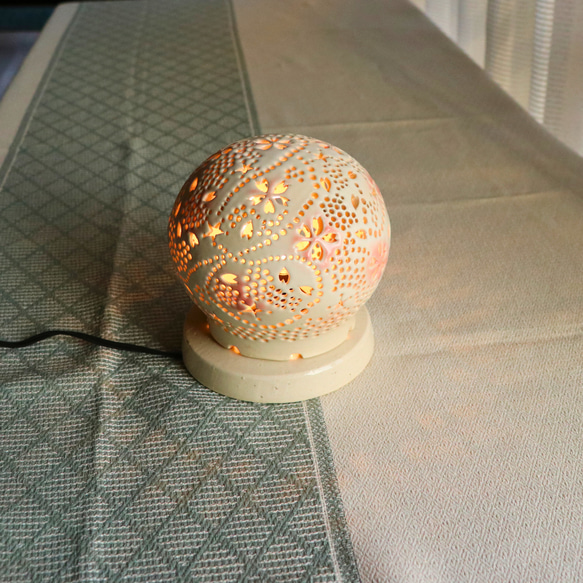 陶器ランプシェード通販やす波窯の『白桜』はおしゃれな手作り作品です 3枚目の画像