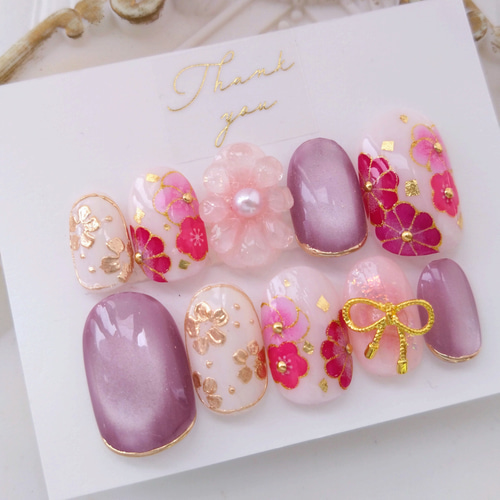 ふんわり淡いカラー◇淡紫のマグネットジェルと赤と桃色グラデの淡い花  