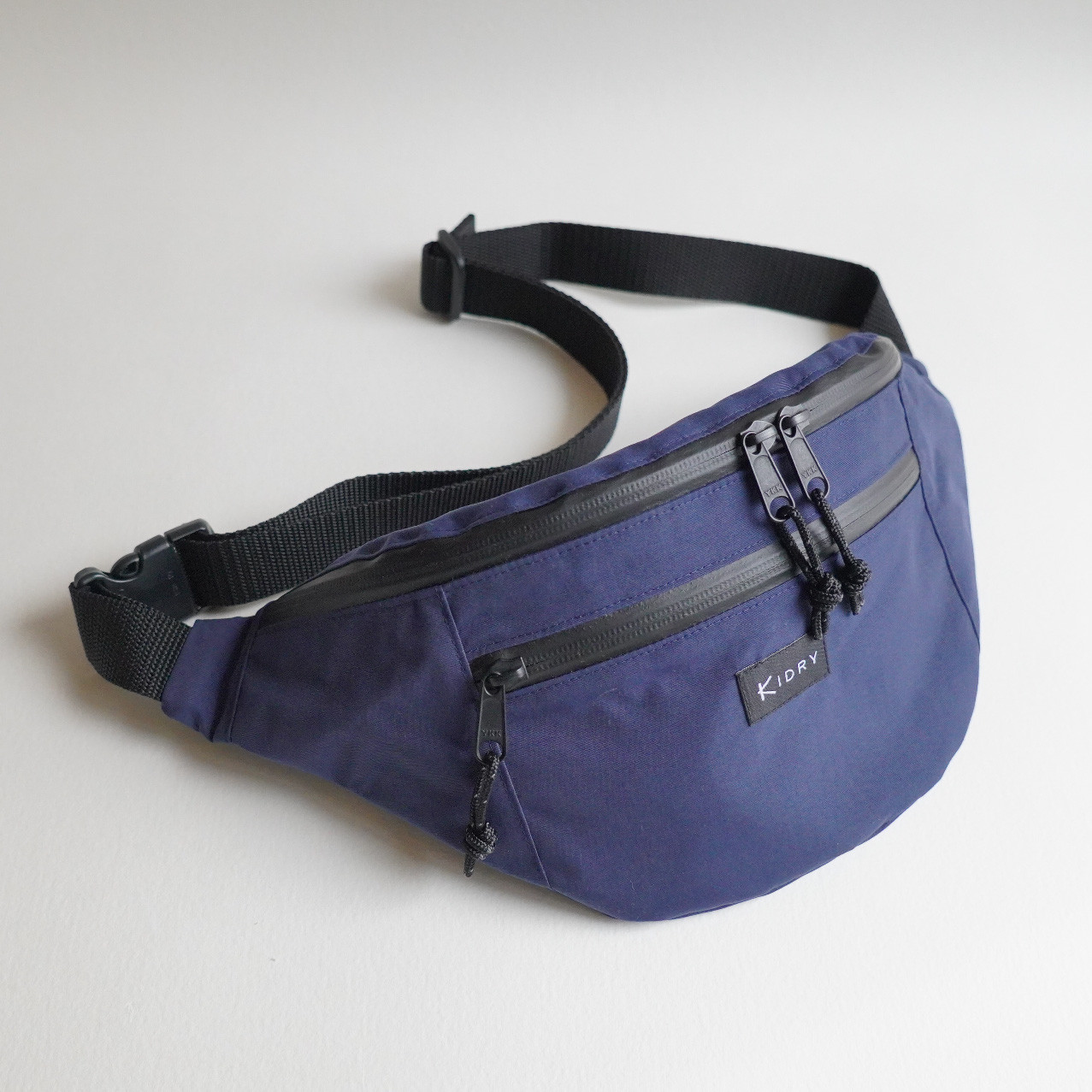 ボディバッグ　防水生地　ネイビー