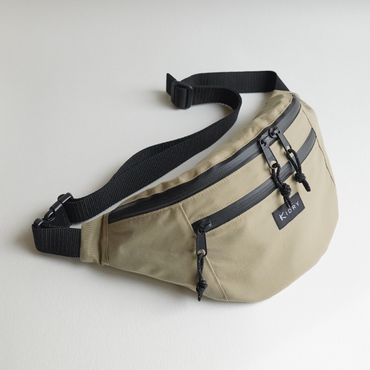 ボディバッグ　防水生地　ベージュ