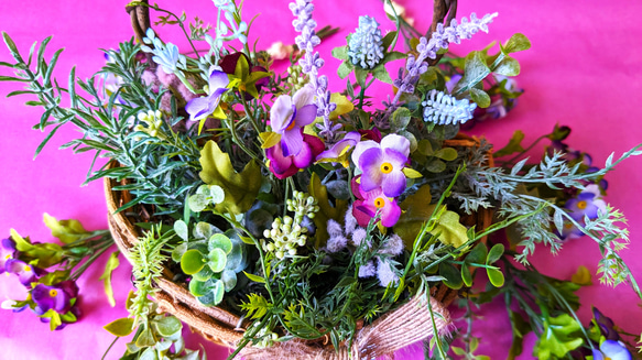 　ビオラとワイルドハーブの花籠　母の日、母の日ギフト、お誕生日プレゼントに 2枚目の画像