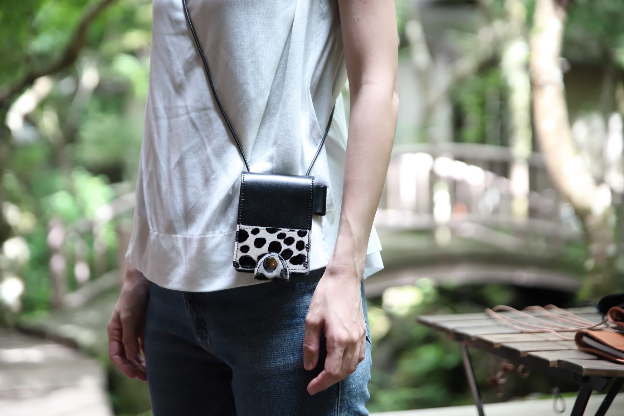 本革　メモ帳カバー　ブラック×ダルメシアン　ショルダー　ロディア　A7　手帳　社員証　ヌメ革　apo-21hh