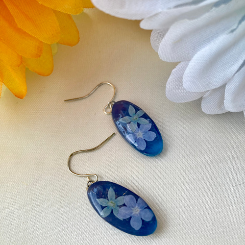 青いピアス〜楕円・小花〜 青いレジン製の揺れるピアス ピアス