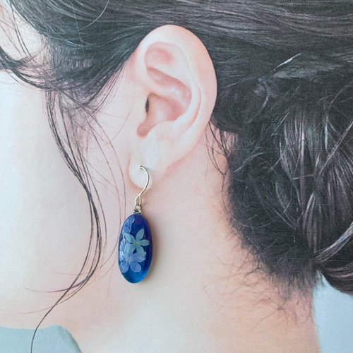 青いピアス〜楕円・小花〜 青いレジン製の揺れるピアス ピアス