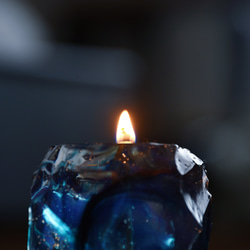 MINERAL SPECIMENS【鉱物標本キャンドル】 - 鉱石の奥深き輝きと蝋燭の温かな灯り - #01 紺碧 4枚目の画像