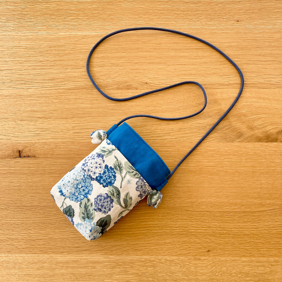 大人のあじさい花柄⭐️布製スマホポシェット［ブルー］お散歩や旅行のおともに 1枚目の画像