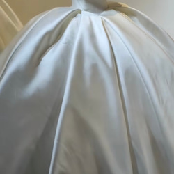 シンプル！チューブトップ　オフホワイト　立体的な胸　プリンセスライン　ウェディングドレス　ロングトレーン　華やか結婚式 2枚目の画像