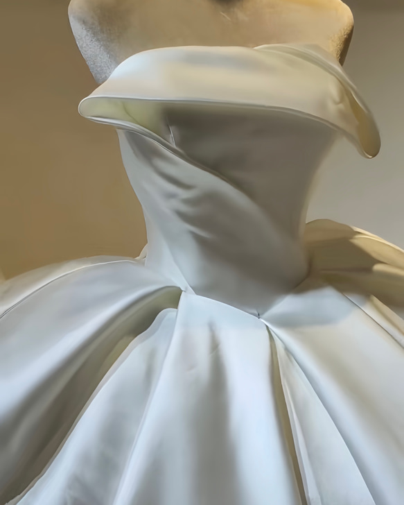 シンプル！チューブトップ　オフホワイト　立体的な胸　プリンセスライン　ウェディングドレス　ロングトレーン　華やか結婚式 1枚目の画像
