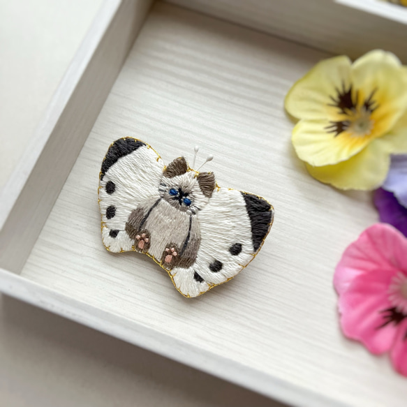 蝶々になる猫の刺繍ブローチ 2枚目の画像