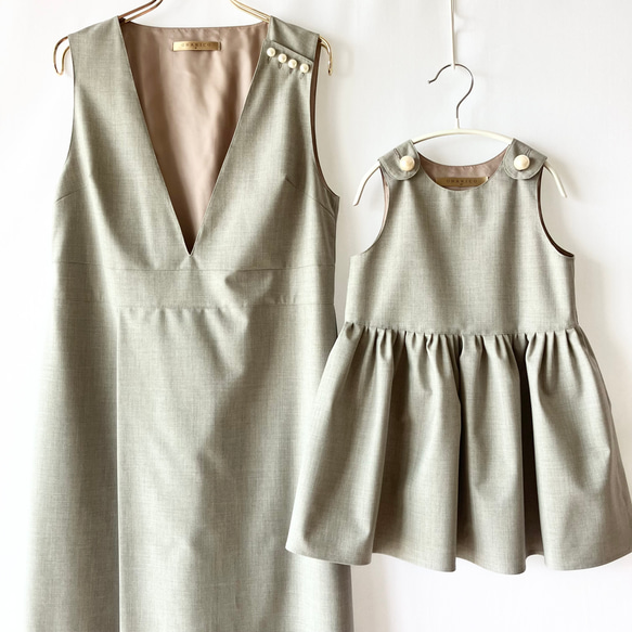 〈親子コーデセット〉肩パールボタンのジャンパースカート【おそろいフォーマル/灰色（ライトグレー）/肩パールボタン/子供服 灰色 あり 総裏仕立て