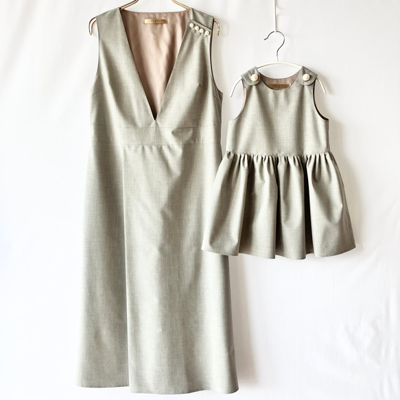 〈親子コーデセット〉肩パールボタンのジャンパースカート【おそろいフォーマル/灰色（ライトグレー）/肩パールボタン/子供服 灰色 あり 総裏仕立て