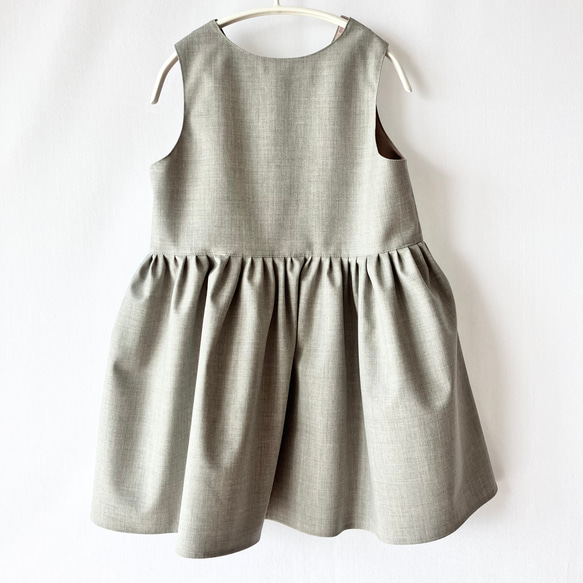 〈親子コーデセット〉肩パールボタンのジャンパースカート【おそろいフォーマル/灰色（ライトグレー）/肩パールボタン/子供服 灰色 あり 総裏仕立て