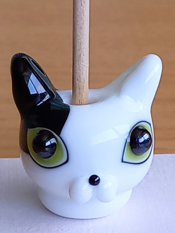 とんぼ玉のお香立て　猫 (ω) I〈白黒猫〉 2枚目の画像